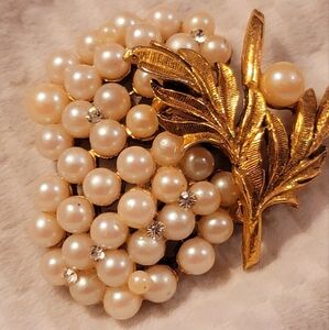 VINTAGE UNSIGNED FAUX PEARL GRAPE CLUSTER GOLD JEWELRY PIN/BROOCH